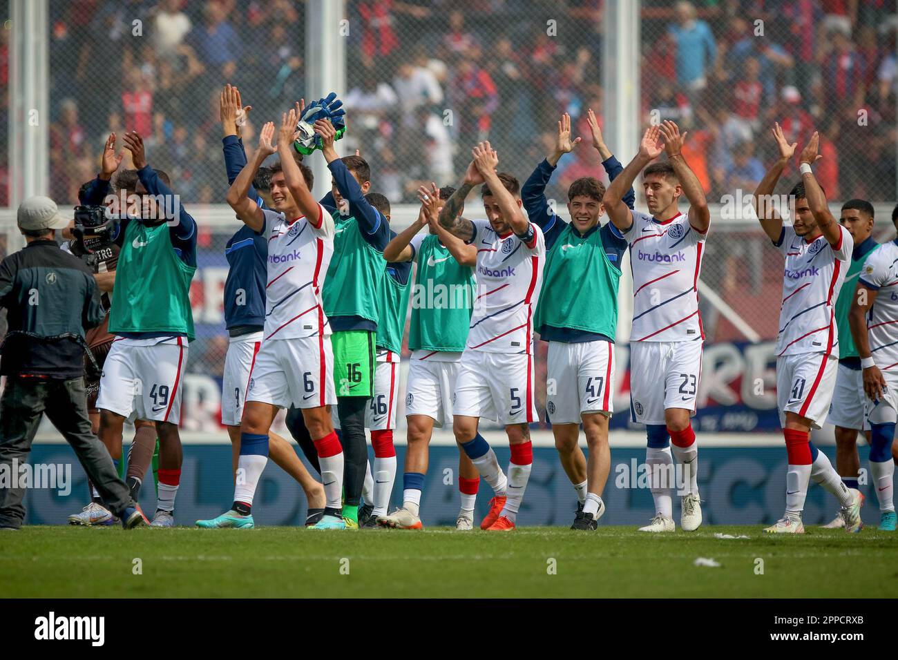 Buenos Aires, Argentinien. 23. April 2023. Teamspieler aus San Lorenzo, die im Rahmen des Liga Profesional de Futbol 2023 im Pedro Bidegain Stadion bei einem Spiel zwischen San Lorenzo und Platense gesehen wurden. Endstand : San Lorenzo 1 : 0 Platense Credit: SOPA Images Limited/Alamy Live News Stockfoto