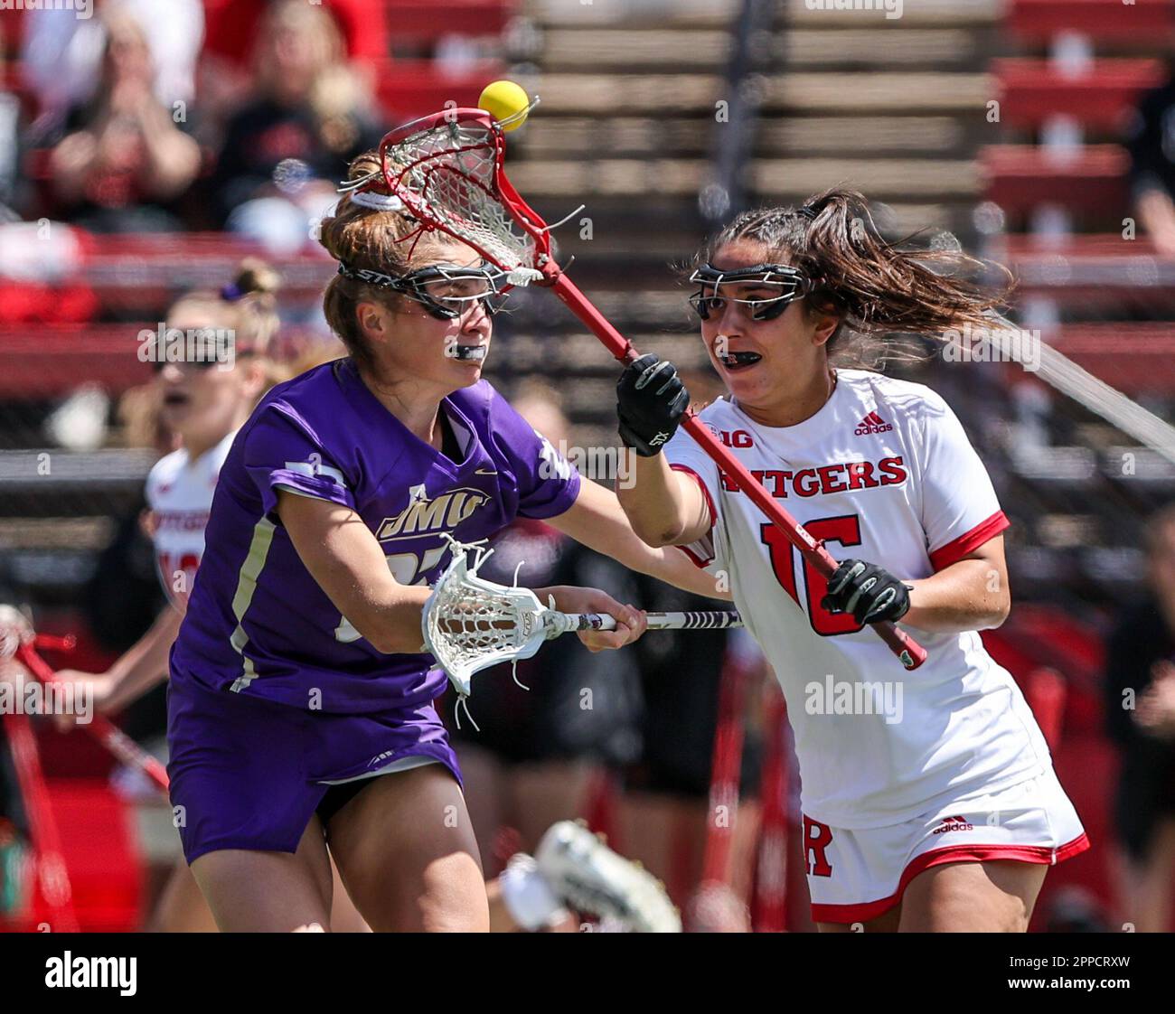 23. April 2023: Rutgers Mittelfeldspieler Ashley Campo (16) versucht, während eines NCAA Womens Lacrosse-Spiels zwischen der James Madison University und den Rutgers Scarlet Knights im SHI Stadium in Piscataway, New Jersey, die Kontrolle über den Ball zu behalten Mike Langish/Cal Sport Media Stockfoto