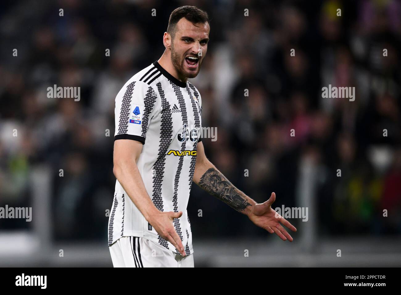 Turin, Italien. 23. April 2023 Federico Gatti vom FC Juventus reagiert während des Fußballspiels der Serie A zwischen dem FC Juventus und SSC Napoli. Kredit: Nicolò Campo/Alamy Live News Stockfoto