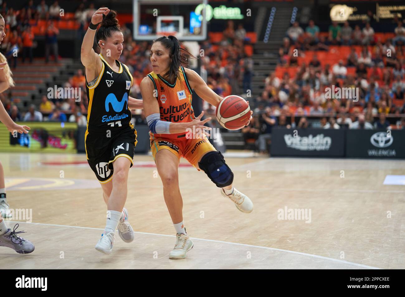 Melisa Paola Gretter von Movistar Estudiantes (L) und Cristina Ouvina von Valencia Basket (R) in Aktion während des Play off Viertelfinals von Liga Endesa Stockfoto