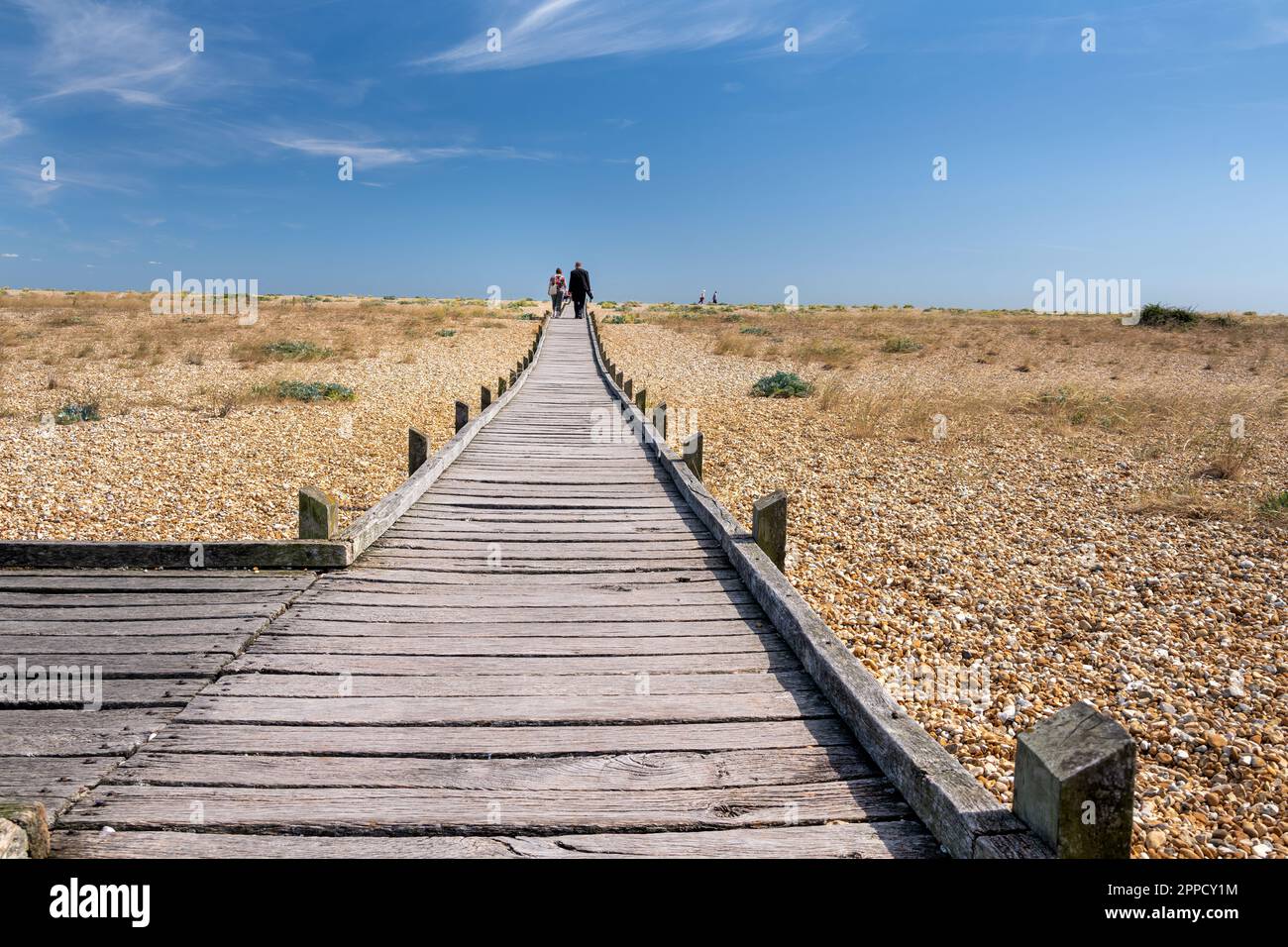 DUNGENESS, ENGLAND - 16. JULI 2022: Spaziergang am Dungeness Shingle Beach im Sommer, Kent Stockfoto