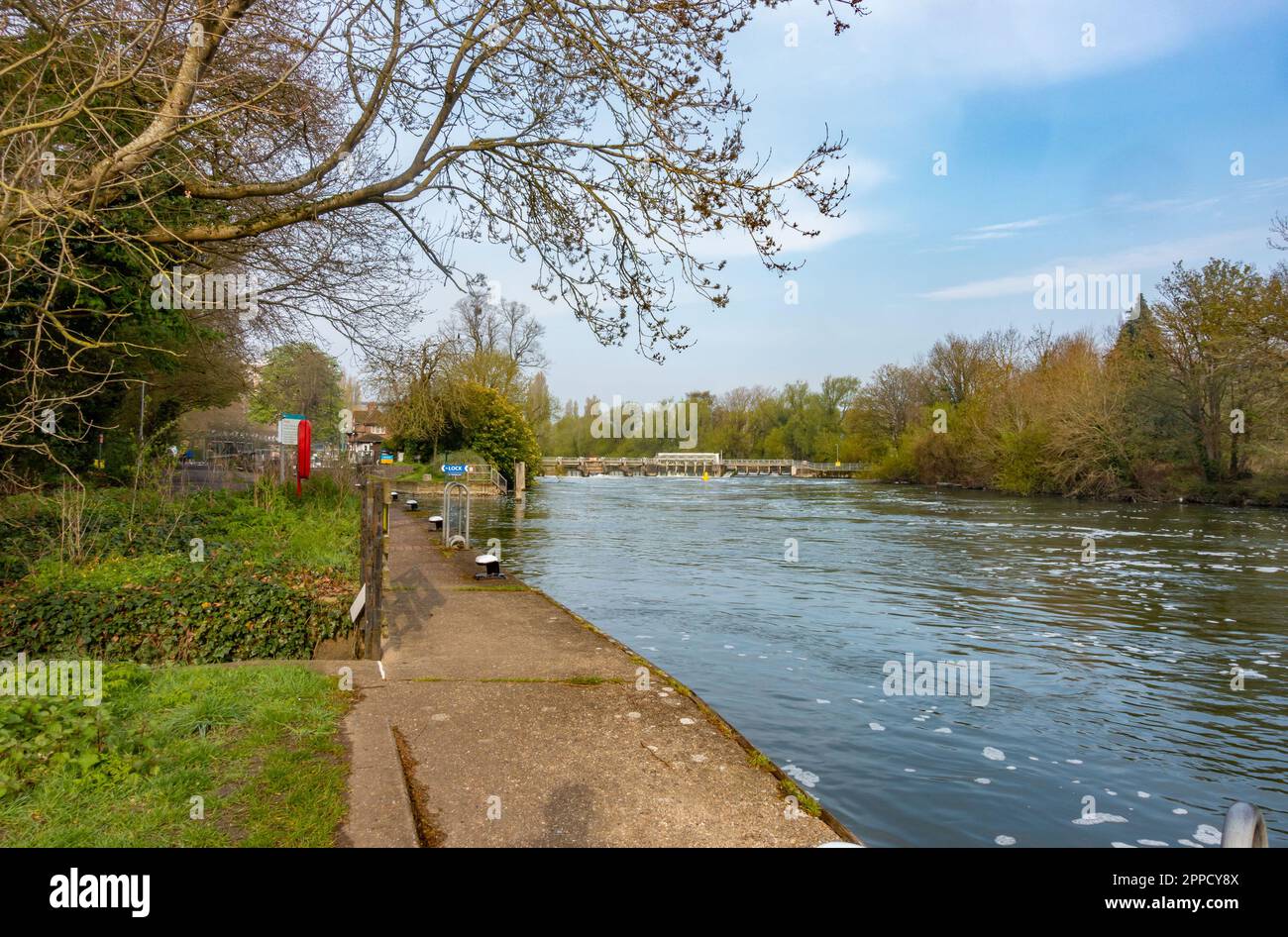 Ein Blick auf die Themse mit Blick auf die Schleuse und das Wehr auf der Kings Meadow in Reading, Großbritannien Stockfoto