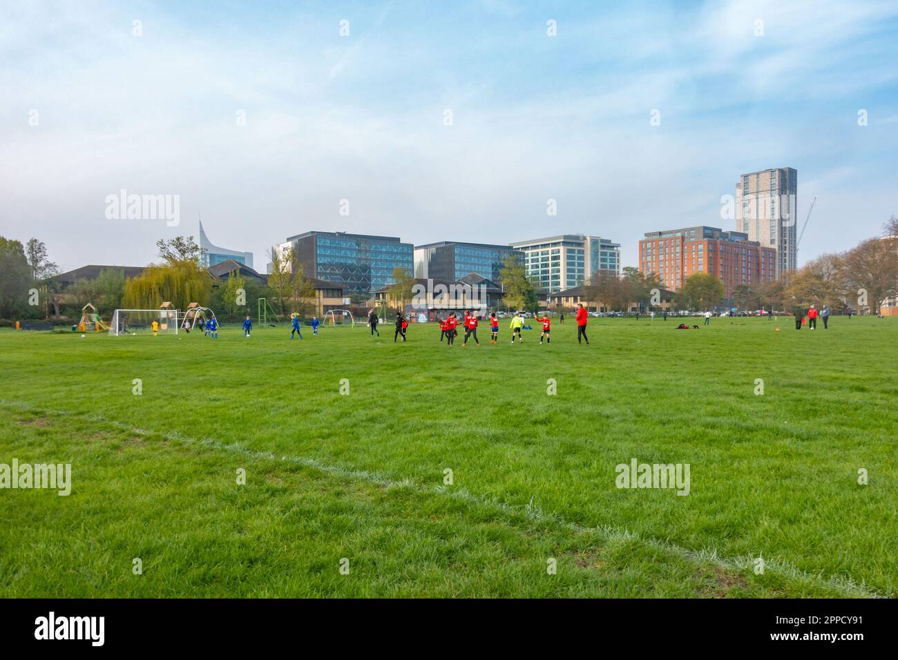 Ein Fußballspiel für Kinder im Kings Meadow Park in Reading, Großbritannien, ein Spiel, das Teil der BYDL-Sommerliga ist Stockfoto