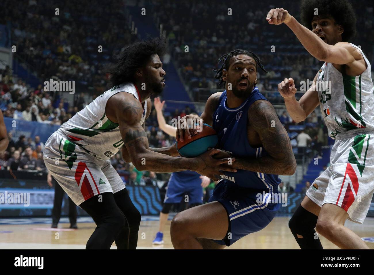 Sankt Peterburg, Russland. 23. April 2023. Louis Labeyrie (Nr. 7), Jalen Reynolds (Nr. 3) von UNICS Kazan und Royce Hamm (Nr. 1) von Zenit St. Petersburg in Aktion während des Basketballspiels der VTB United League, 1/2 Playoff Finals, Spiel 4, zwischen Zenit St. Petersburg und UNICS Kazan in der Sibur Arena. Endergebnis: Zenit 104:77 UNICS. (Foto: Maksim Konstantinov/SOPA Images/Sipa USA) Guthaben: SIPA USA/Alamy Live News Stockfoto