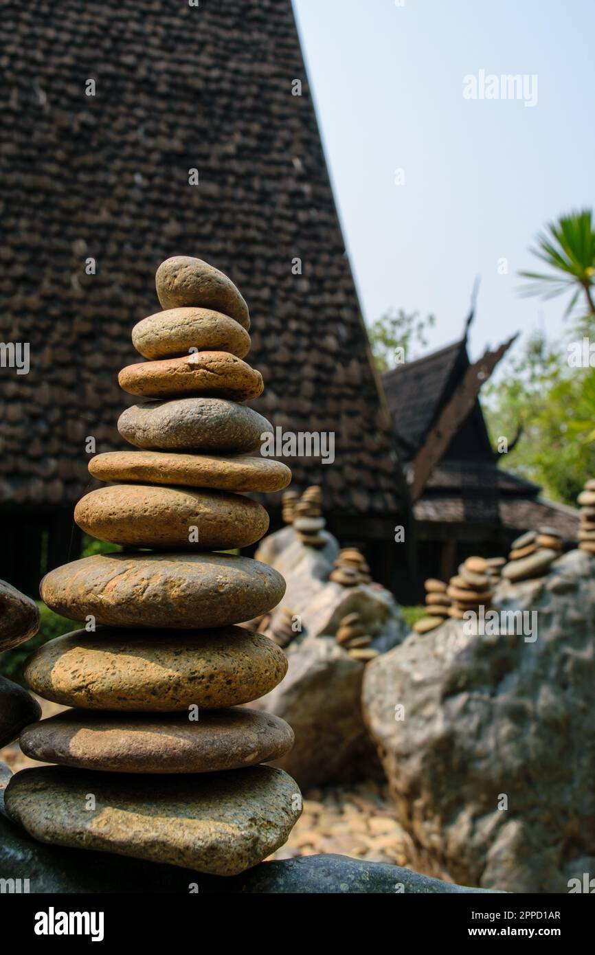Symbolische Steinschuppen. Konzept von Lebensbilanz und Harmonie. Stockfoto