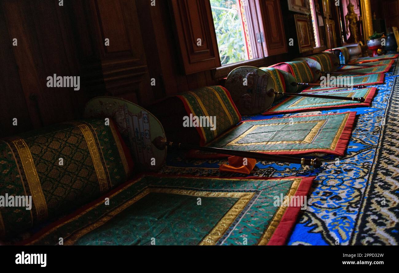 Gebetssitze für buddhistische Mönche im Wat Mung Muang Tempel in Chiang Rai Stockfoto