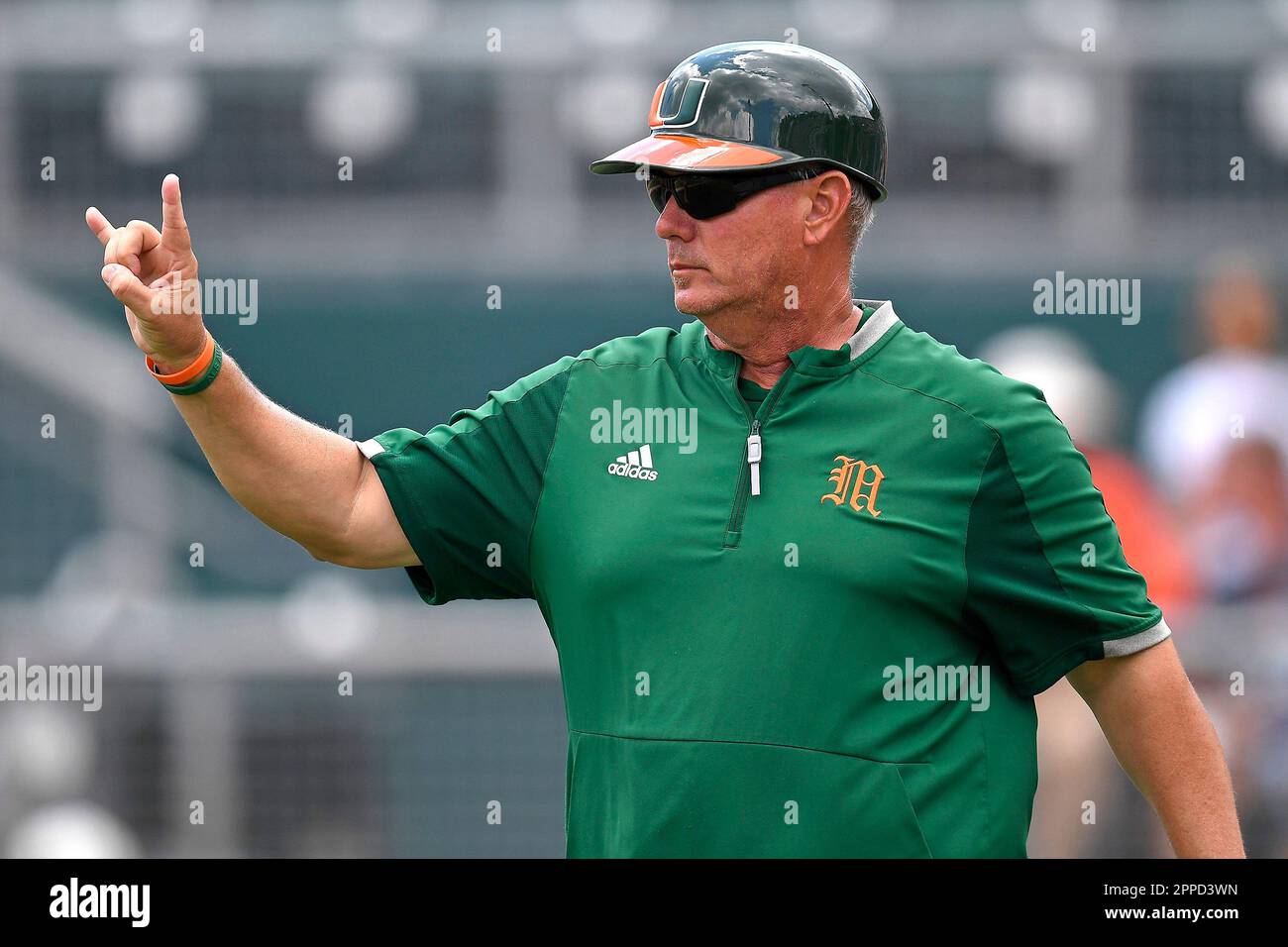 CORAL GABLES, FL - APR 23: Miami head coach Gino DiMare signals to runners in the sixth inning as the Miami Hurricanes faced the Georgia Tech Yellow Jackets on April 23, 2023, at Mark Light Field at Alex Rodriguez Park in Coral Gables, Florida. (Photo by Samuel Lewis/Icon Sportswire) (Icon Sportswire via AP Images) Stockfoto