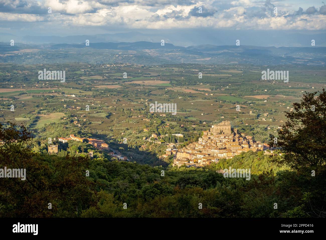 Altstadt mit Castello Orsini an sonnigen Tagen Stockfoto