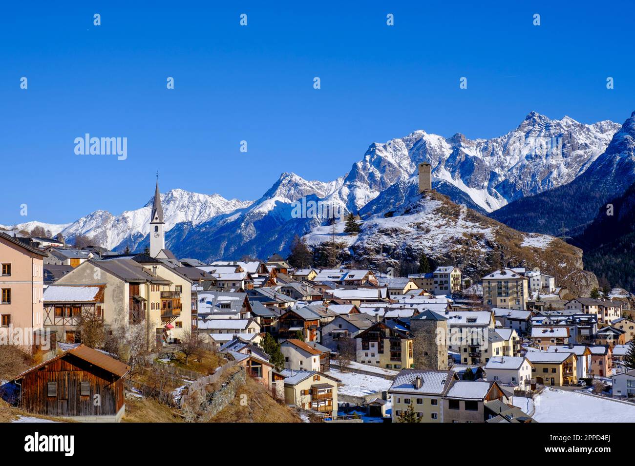 Schweiz, Graubunden Kanton, Ardez, Blick auf die Winterstadt im Engadintal mit Bergen im Hintergrund Stockfoto