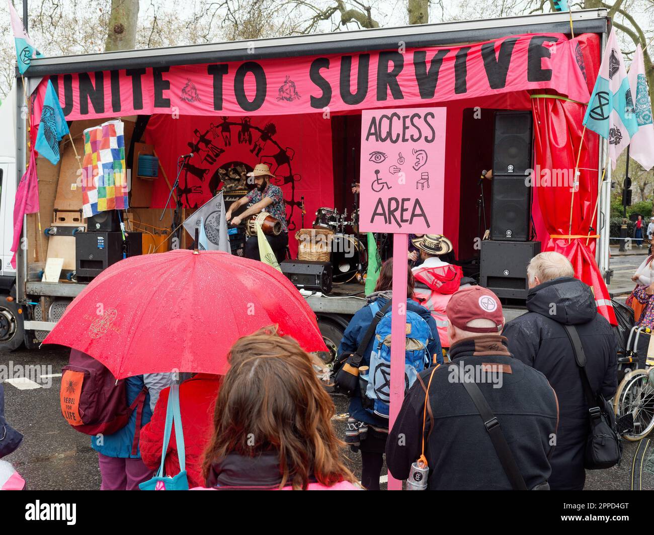 Vereinigen Sie sich, um einen Teil des Extinction Rebellion Events The Big One am Parliament Square in London am 23. April 2023 zu überleben Stockfoto