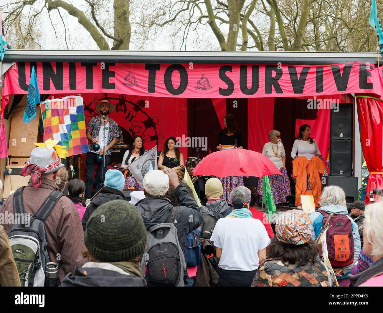 Vereinigen Sie sich, um einen Teil des Extinction Rebellion Events The Big One am Parliament Square in London am 23. April 2023 zu überleben Stockfoto