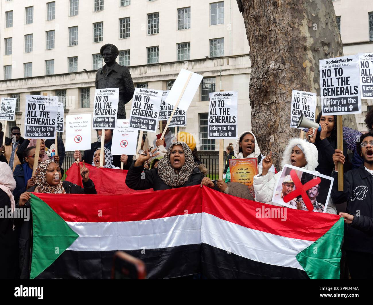 Eine Gruppe sudanesischer Bürger, die am 23. April 2023 in Whitehall London gegen den andauernden Bürgerkrieg und die Kämpfe im Sudan protestiert Stockfoto