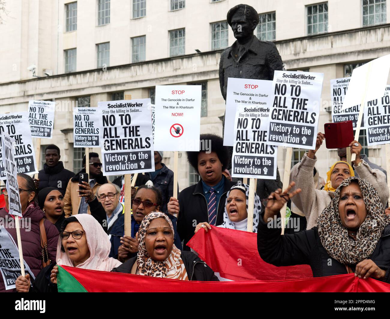 Eine Gruppe sudanesischer Bürger, die am 23. April 2023 in Whitehall London gegen den andauernden Bürgerkrieg und die Kämpfe im Sudan protestiert Stockfoto