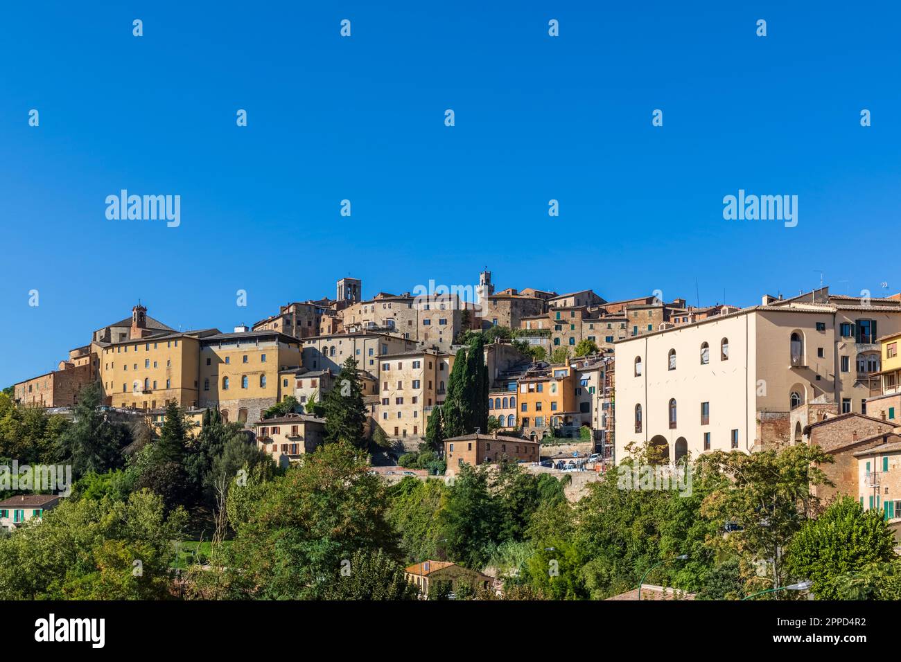 Italien, Toskana, Montepulciano, blauer Himmel über den Häusern der mittelalterlichen Stadt Stockfoto