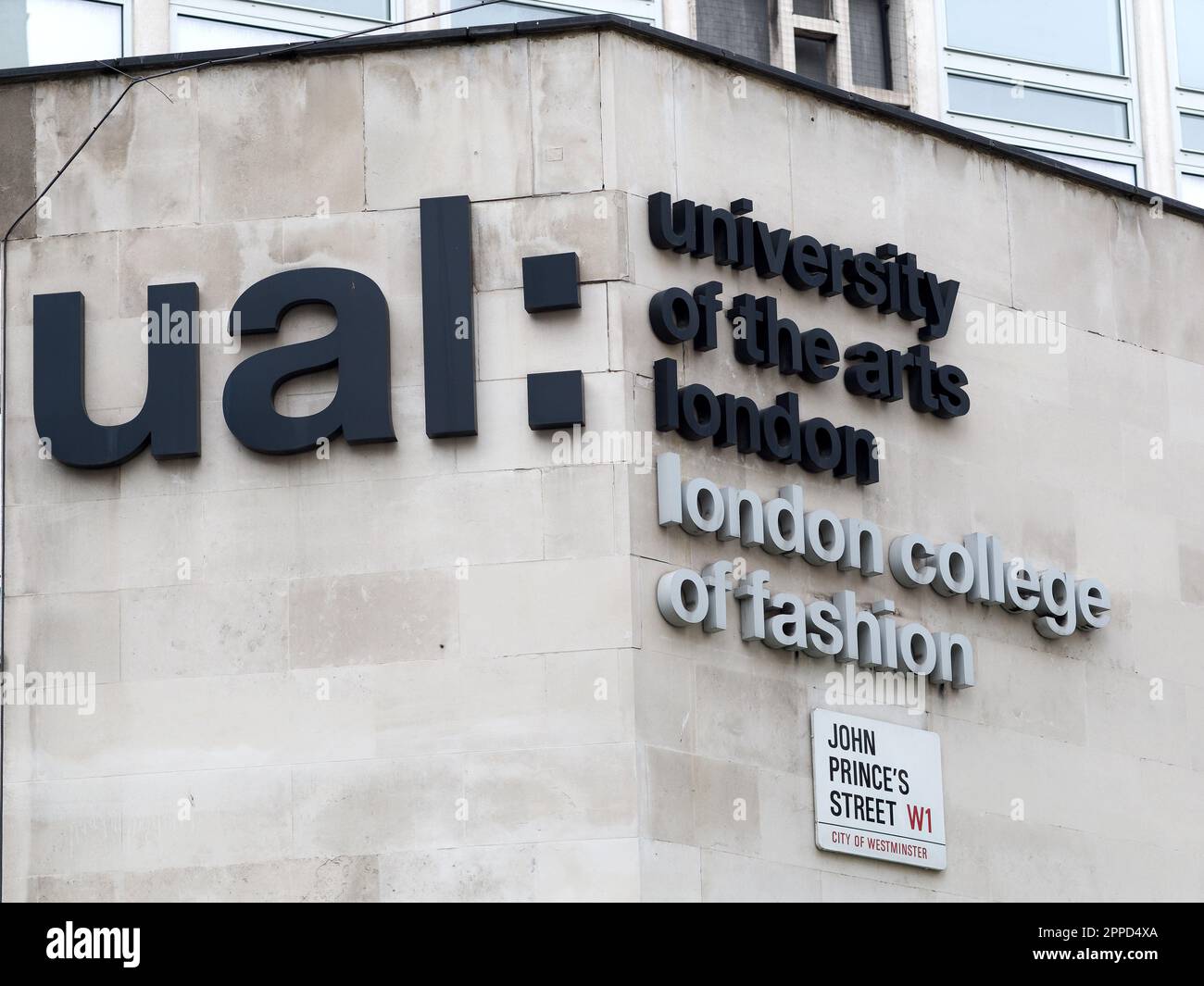 Blick auf die Schilder an der Ecke des UAL London College of Fashion in London Stockfoto