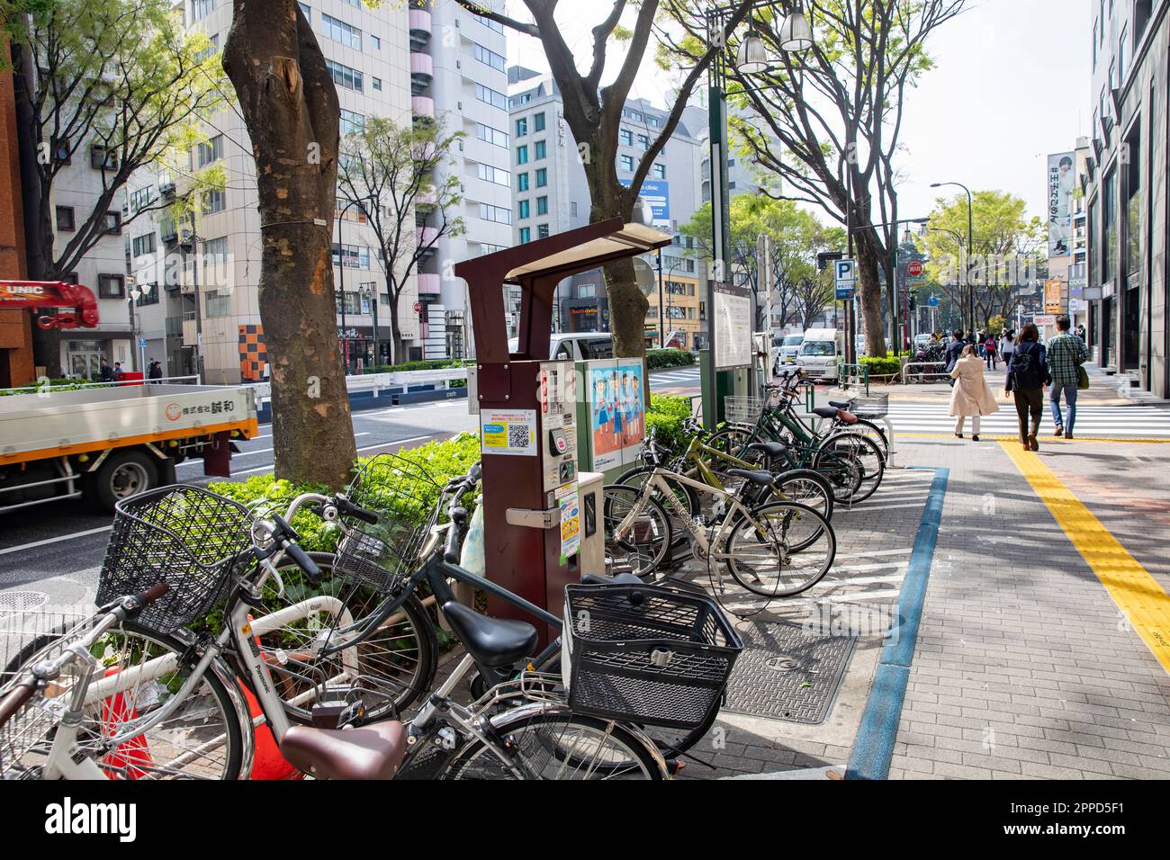 Shinjuku Tokio 2023. April, Fahrradparkplatz in ausgewiesenen Straßenbereichen in Shinjuku Stadt, Japan, Asien Stockfoto