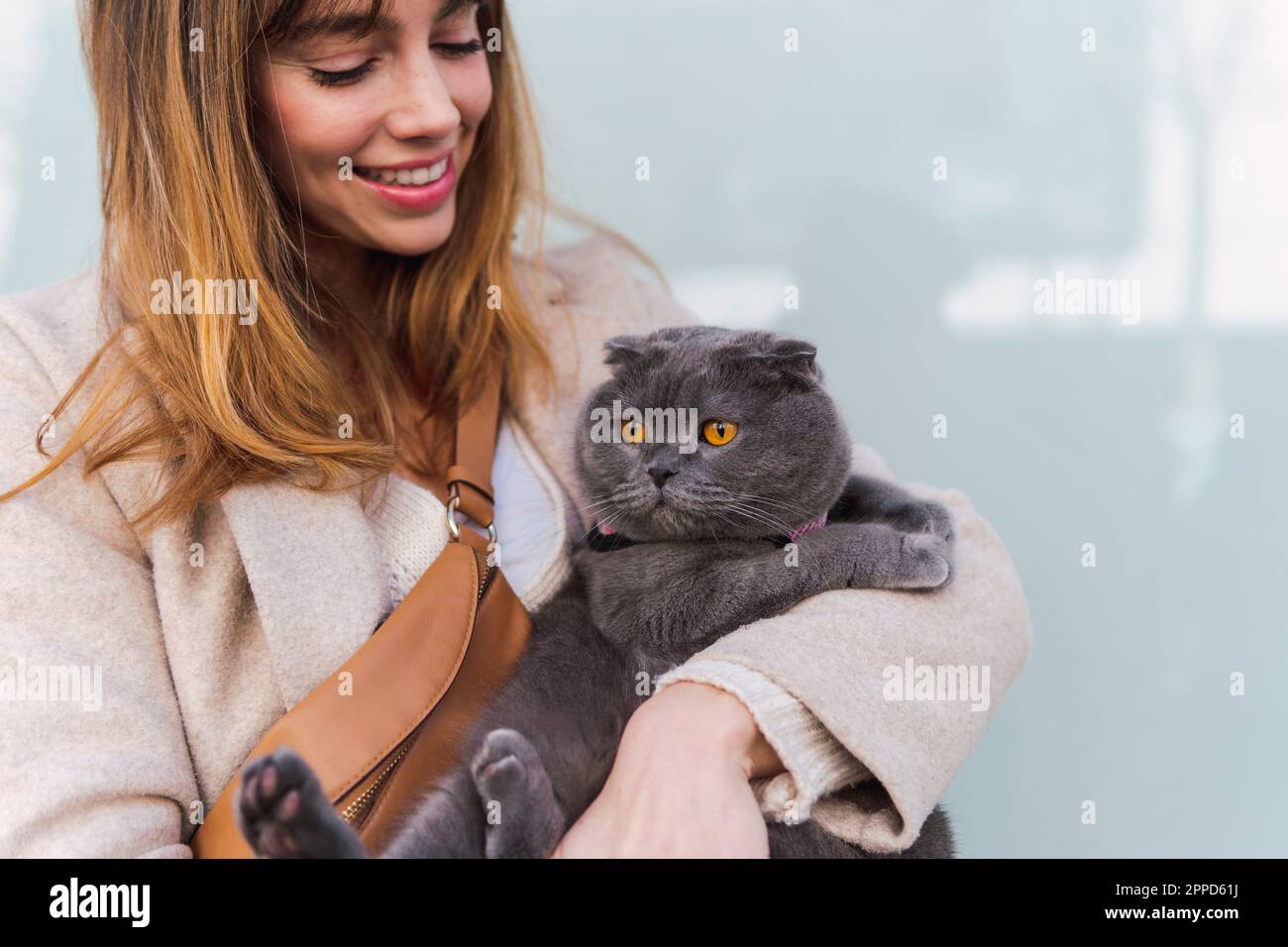 Glückliche Frau in einer Umhängetasche mit Katze Stockfoto
