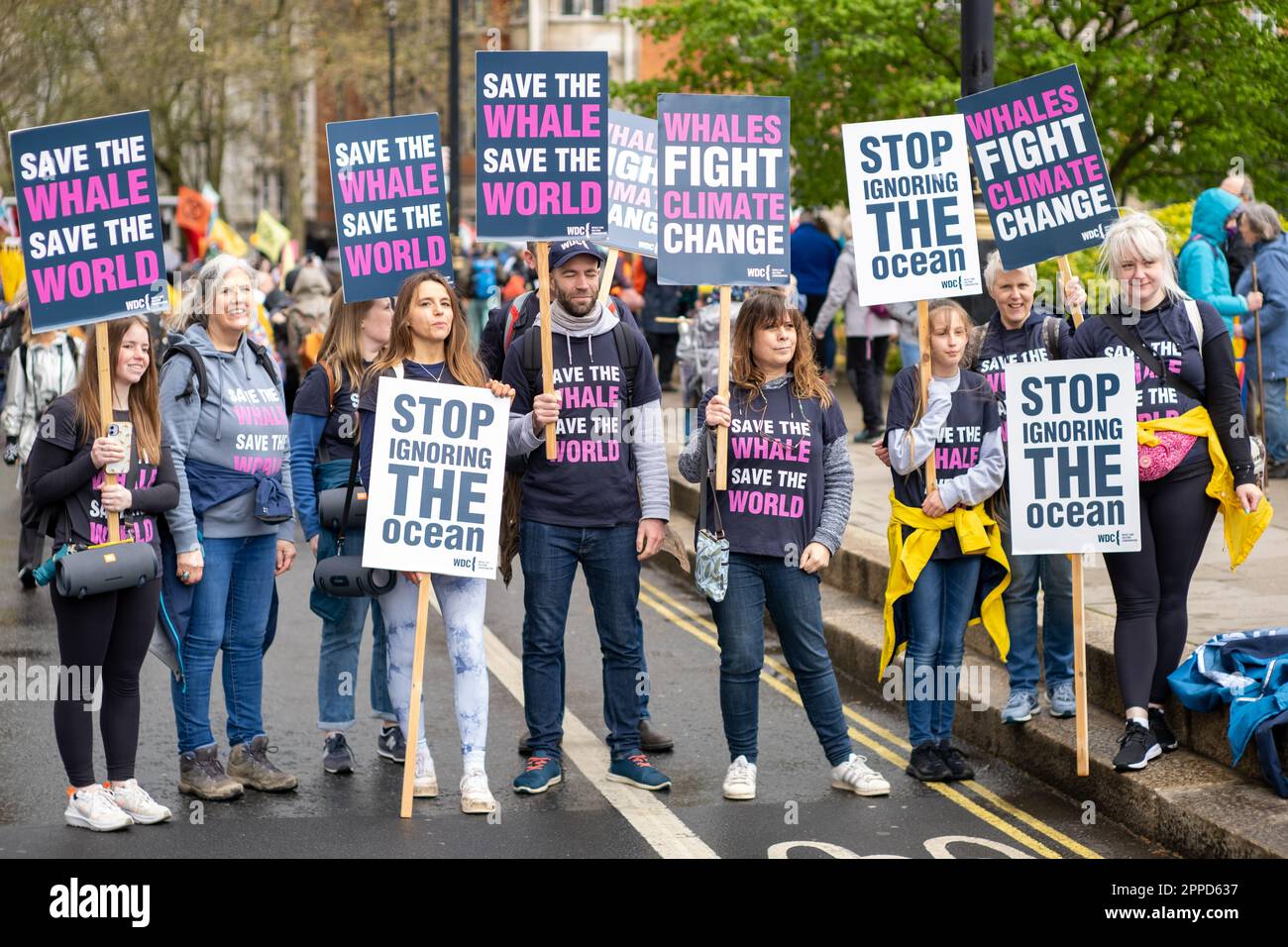 Gruppe von Demonstranten, die Schilder mit der Aufschrift „Save the Wale“ tragen. Extinction Rebellion "The Big One" Demonstration außerhalb des Parlaments, Westminster, April 2023. Stockfoto