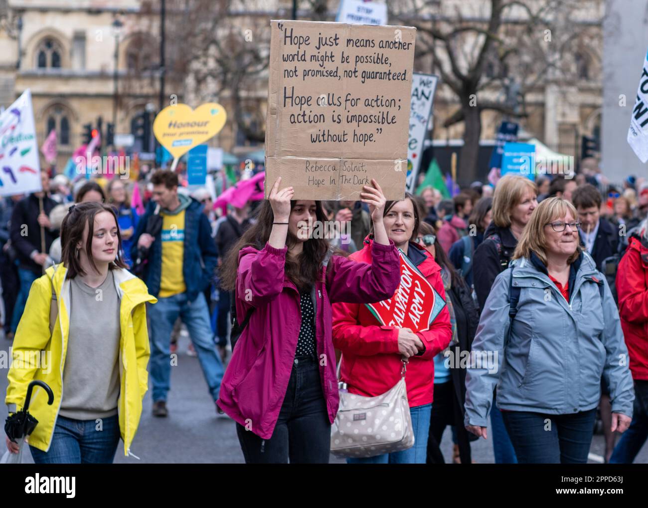 Demonstranten, die während einer Demonstration im Parlament, Westminster, während der Extinction Rebellion "The Big One" am 2023. April ein Protestbanner gehalten haben. UK. Stockfoto