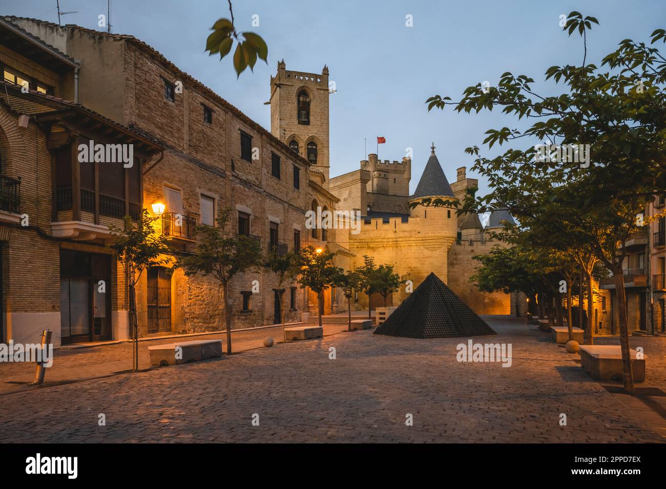 Spanien, Navarra, Olite, kleine Pyramide auf dem Stadtplatz vor dem Palast der Könige von Navarra von Olite in der Dämmerung Stockfoto