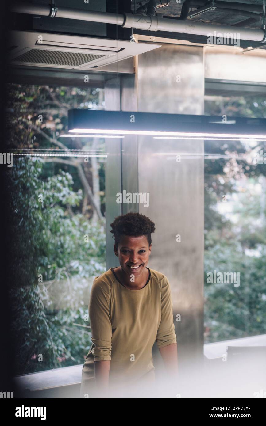 Glückliche Geschäftsfrau mit kurzen Haaren im Büro Stockfoto