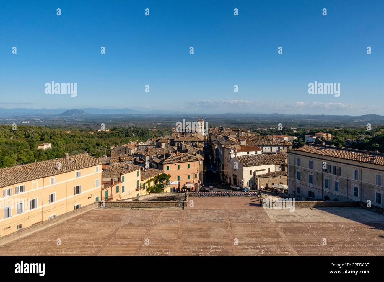 Italien, Latium, Caprarola, Blick von der Terrasse der Villa Farnese mit Blick auf die umliegenden Häuser Stockfoto Italien, Latium, Caprarola, Blick von der Terrasse der Villa Farnese mit Blick auf die umliegenden Häuser Stockfoto
