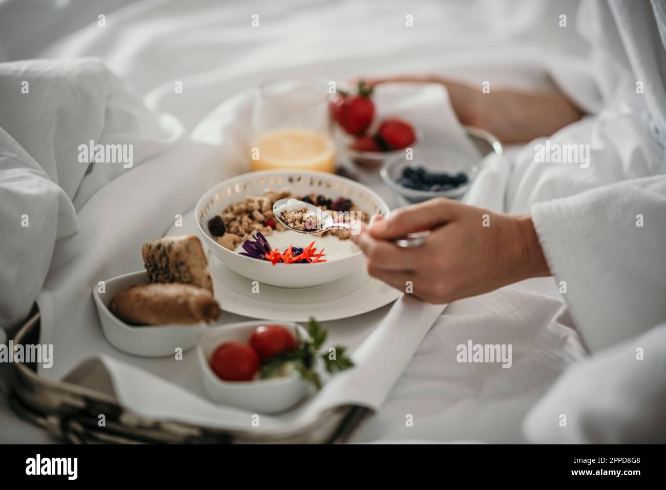 Eine Frau, die zu Hause Müsli zum Frühstück isst Stockfoto