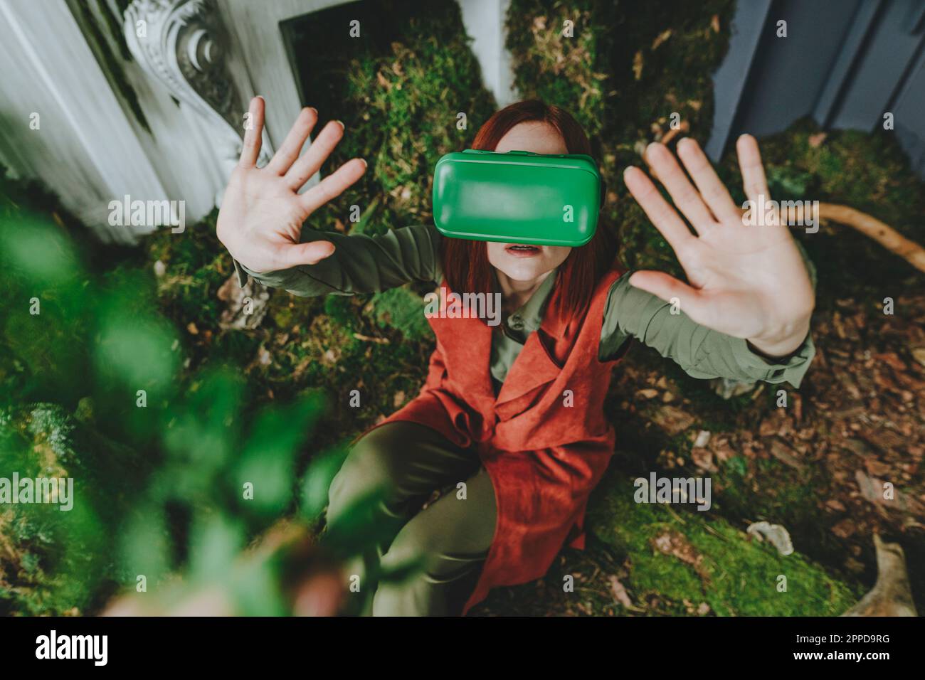 Eine Frau trägt einen Virtual-Reality-Simulator und hält an einem verlassenen Ort an Stockfoto