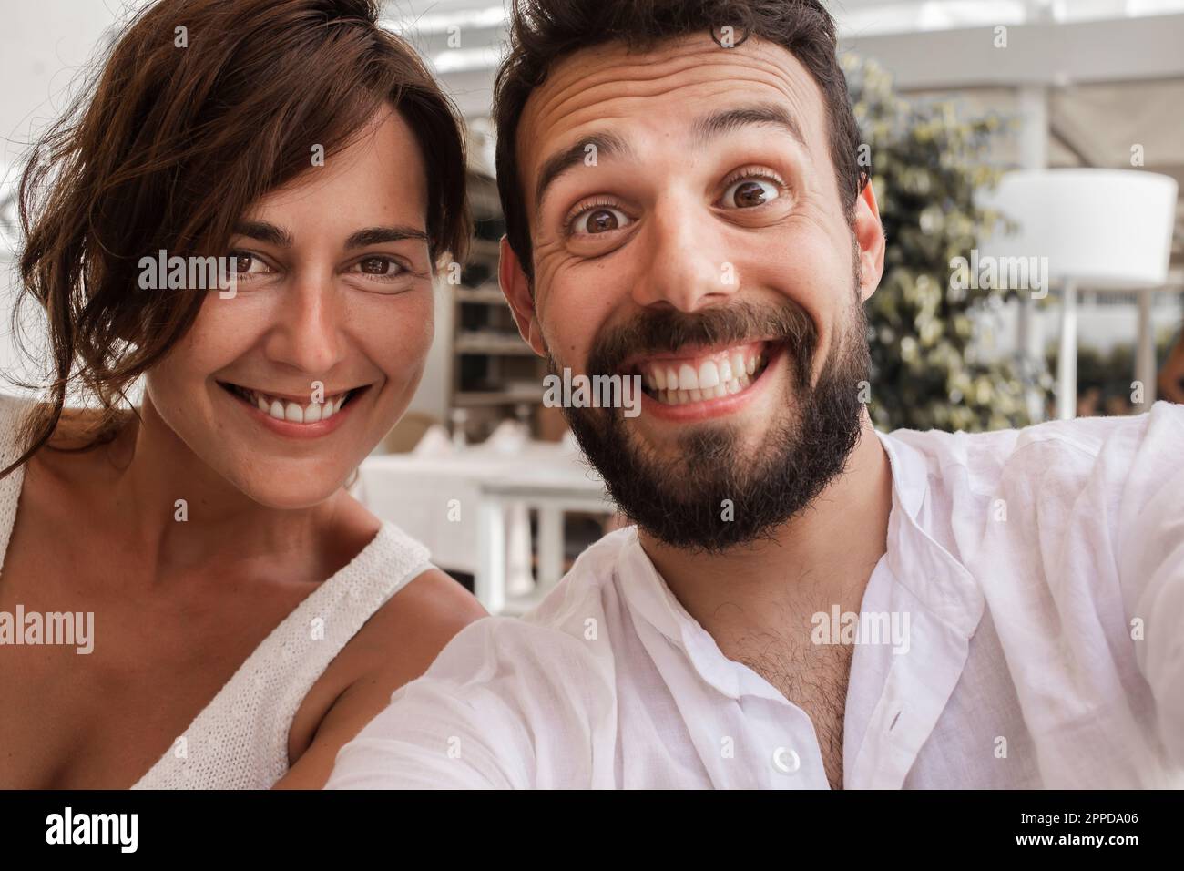 Ein junger Mann macht Selfie mit einer Frau im Urlaub Stockfoto