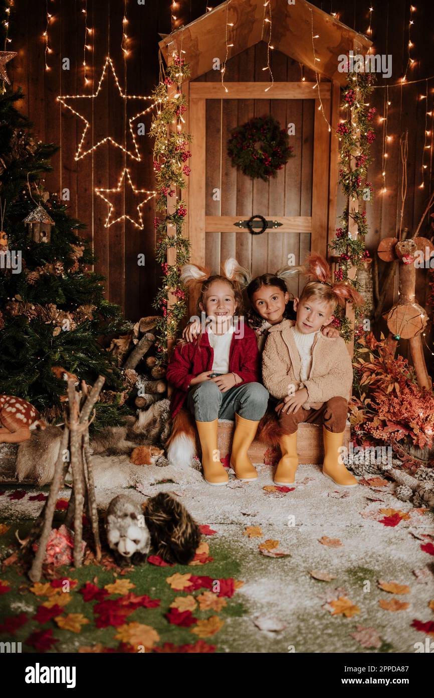 Bruder und Schwestern feiern Weihnachten Stockfoto