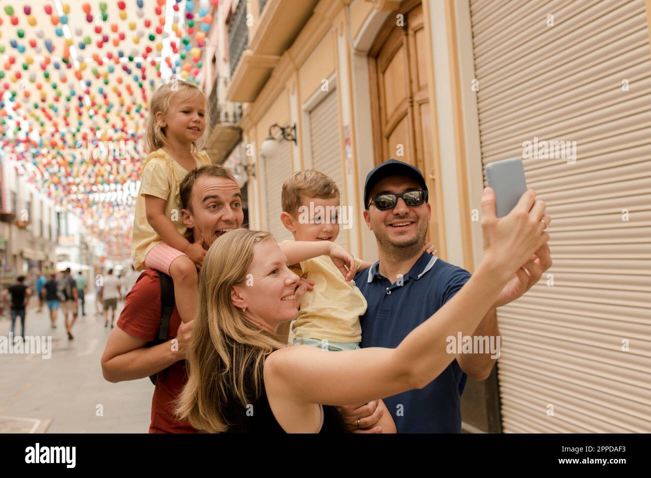 Glückliche Familie macht Selfie zusammen auf dem Fußweg Stockfoto