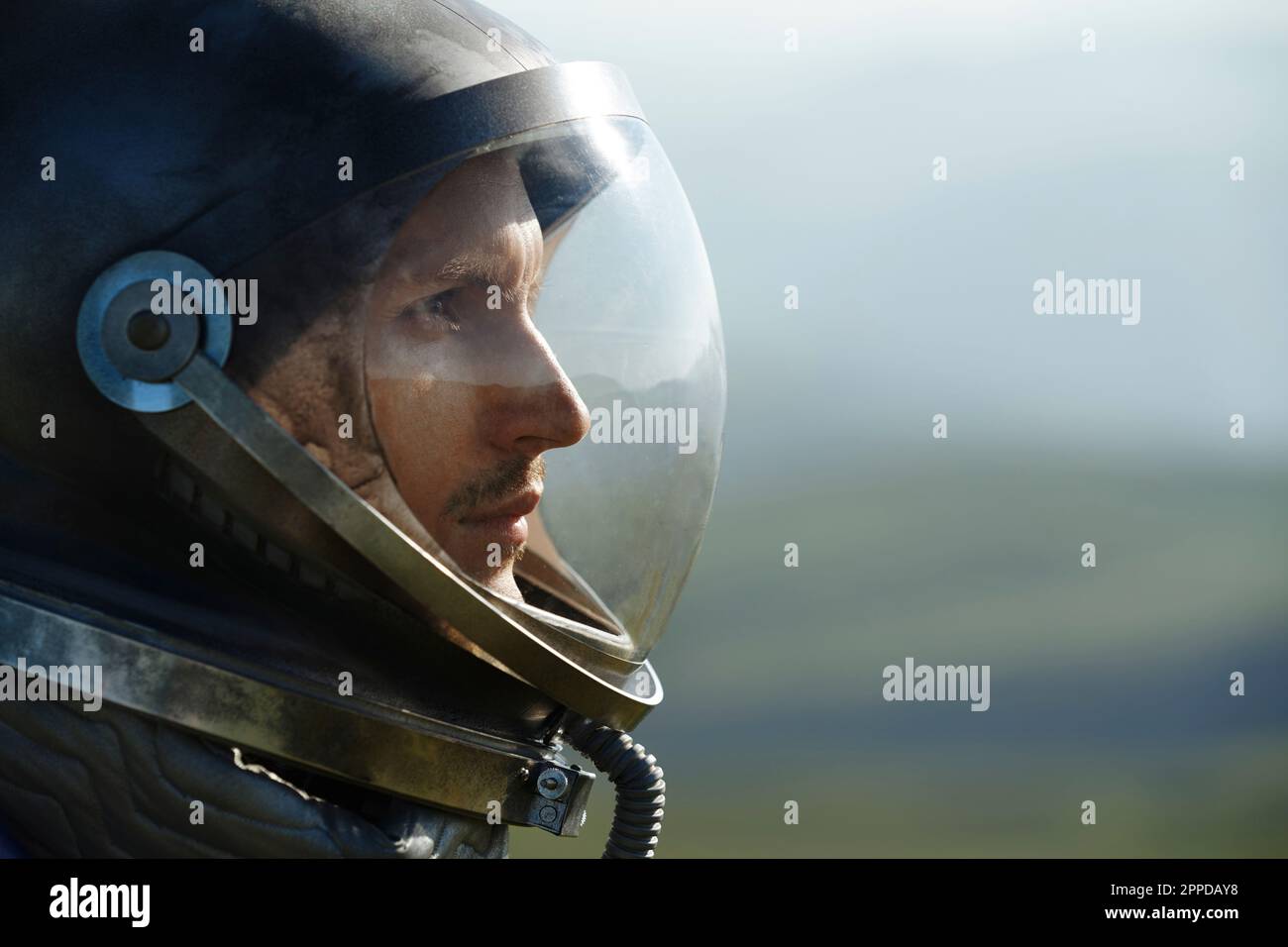 Rücksichtsvoller Astronaut mit Weltraumhelm Stockfoto