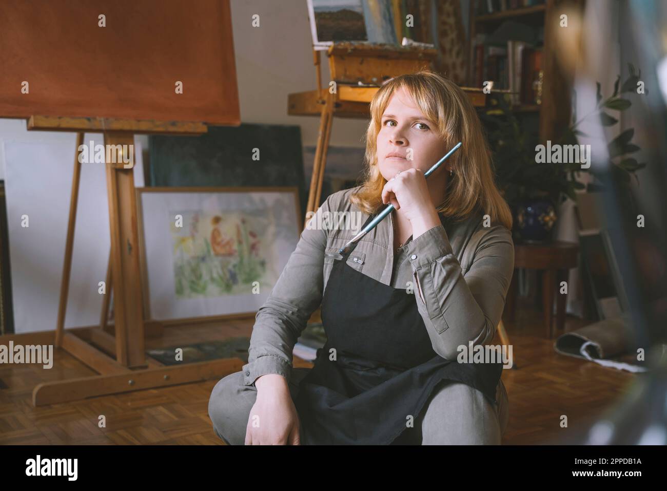 Maler mit Pinsel im Kunstatelier Stockfoto