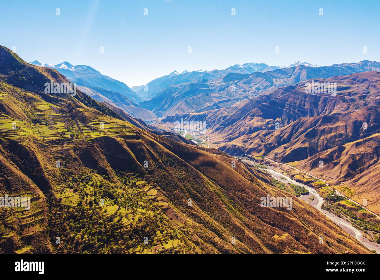 Herrliche Berglandschaft an einem sonnigen Tag. Blick auf den Kaukasus, Dagestan. Stockfoto