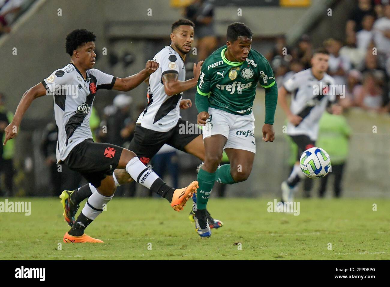 Rio de Janeiro, Brasilien, 23. April 2023. Andrey Santos, Jair von Vasco da Gama, kämpft um Besitz mit Endrick von Palmeiras, während des Spiels zwischen Vasco da Gama und Palmeiras, für die brasilianische Serie A 2023, im Maracana-Stadion in Rio de Janeiro am 23. April. Foto: Marcello Dias/DiaEsportivo/Alamy Live News Stockfoto