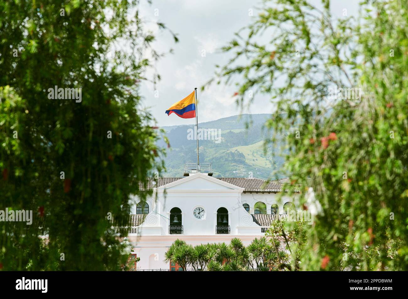Die Nationalflagge winkt auf der Regierung Palacio de Carondelet Stockfoto