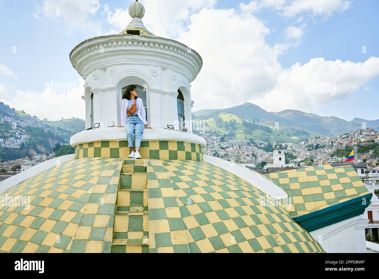 Junge Frau, die auf der Kuppel in der Kathedrale von Quito sitzt Stockfoto