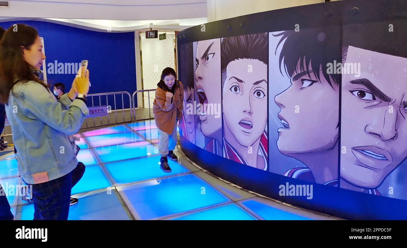 SHANGHAI, CHINA - 23. APRIL 2023 - Ein Bürger fotografiert das Poster des japanischen Karikaturisten Inoue Takehiko's klassischen Basketball-Animationsfilms Slam Stockfoto