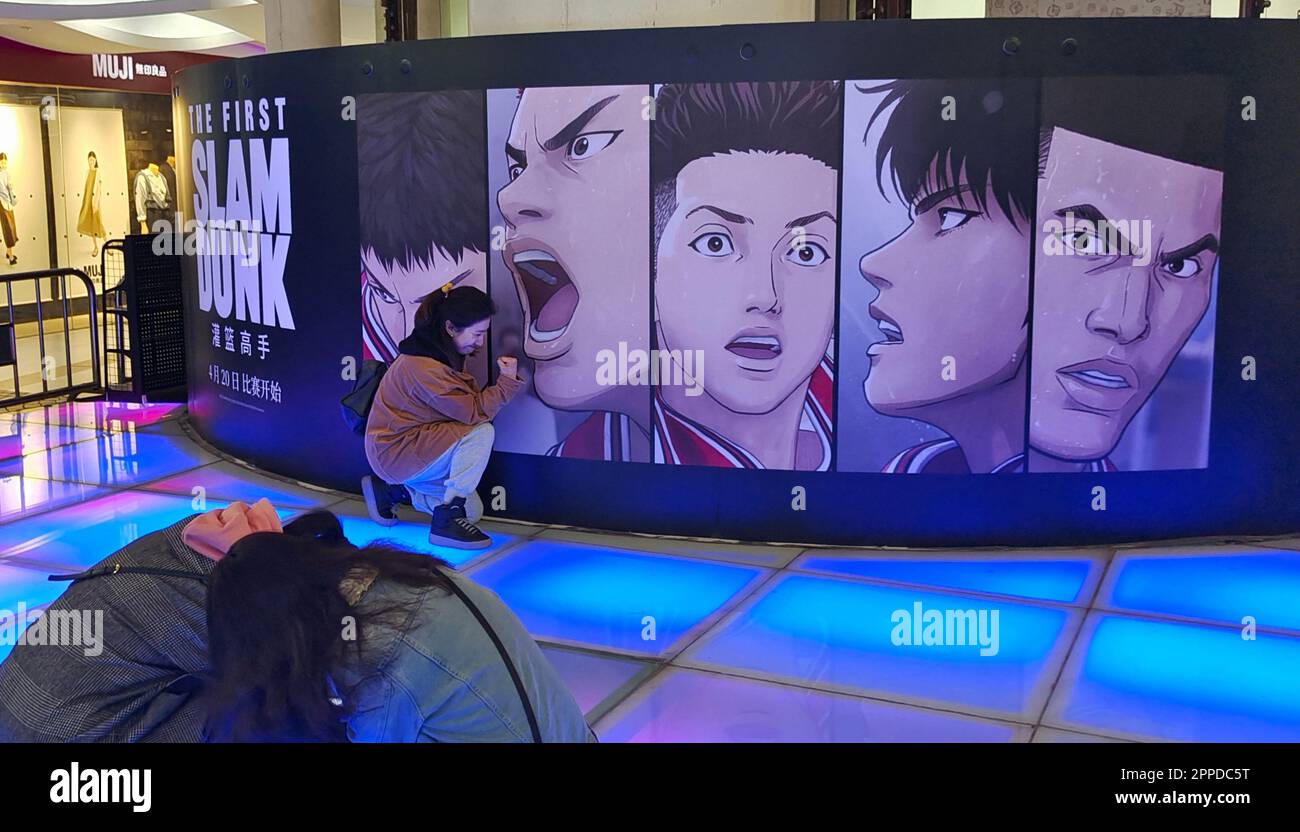 SHANGHAI, CHINA - 23. APRIL 2023 - Ein Bürger schaut sich das Poster des klassischen Basketball-Animationsfilms „Slam Dunk“ der japanischen Karikaturistin Inoue Takehiko an Stockfoto