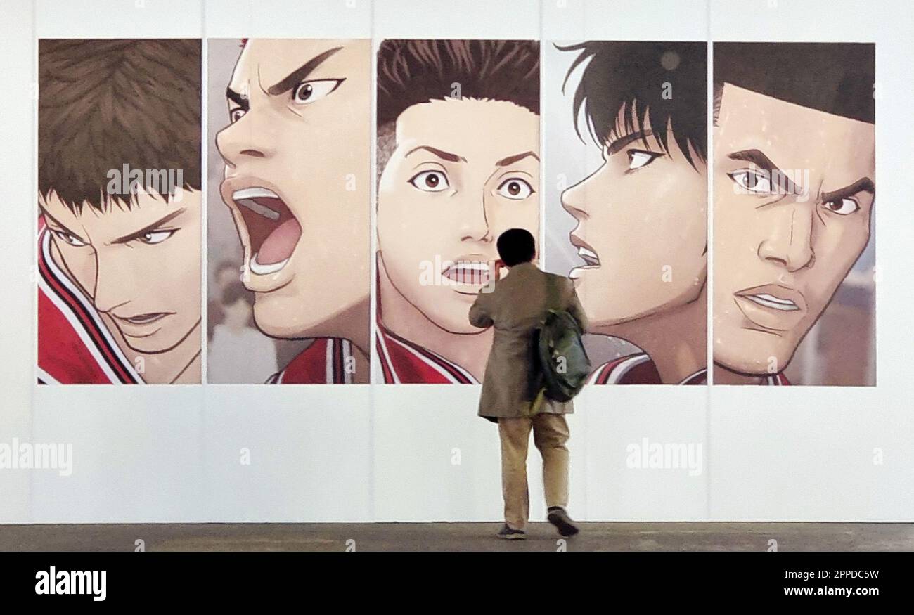 SHANGHAI, CHINA - 23. APRIL 2023 - Ein Bürger schaut sich das Poster des klassischen Basketball-Animationsfilms „Slam Dunk“ der japanischen Karikaturistin Inoue Takehiko an Stockfoto