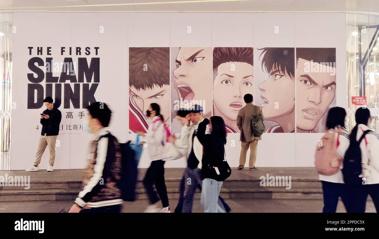 SHANGHAI, CHINA - 23. APRIL 2023 - die Leute gehen an einem Poster des klassischen Basketball-Animationsfilms „Slam Dunk“ vorbei, der von japanischen Cartoonis gedreht und geschrieben wurde Stockfoto