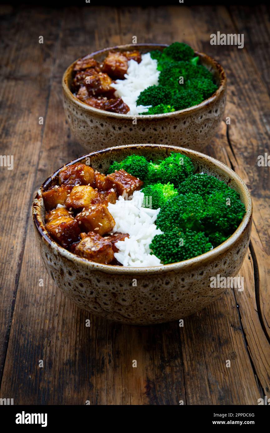Zwei Schüsseln Kokosreis mit Tofu, Brokkoli und Sesamsamen Stockfoto