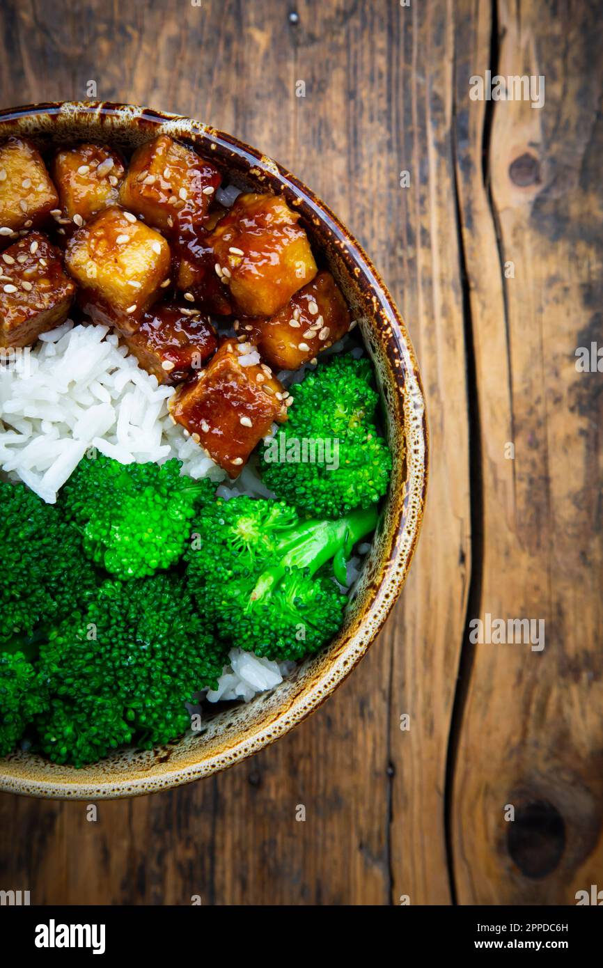 Schüssel Kokosreis mit Tofu, Brokkoli und Sesamsamen Stockfoto