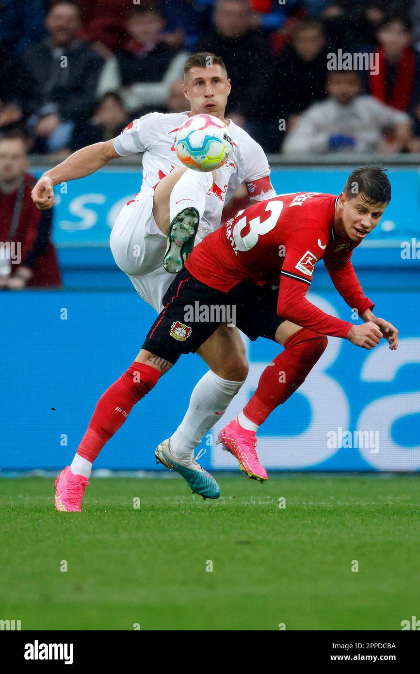 1 Leverkusen, Deutschland. Fussball Bundesliga, 29. Spieltag, Matchday 29 Bayer 04 Leverkusen : RB Leipzig 2-0 23. 04. 2023 in der Bay-Arena in Leverkusen Willi ORBAN (RBL) -L- und Adam HLOZEK (LEV) -R- Foto: Norbert Schmidt, Düsseldorf Stockfoto