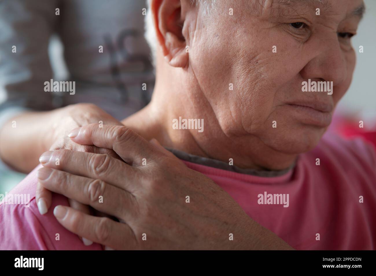 Tochter tröstet und unterstützt Seniorvater zu Hause Stockfoto