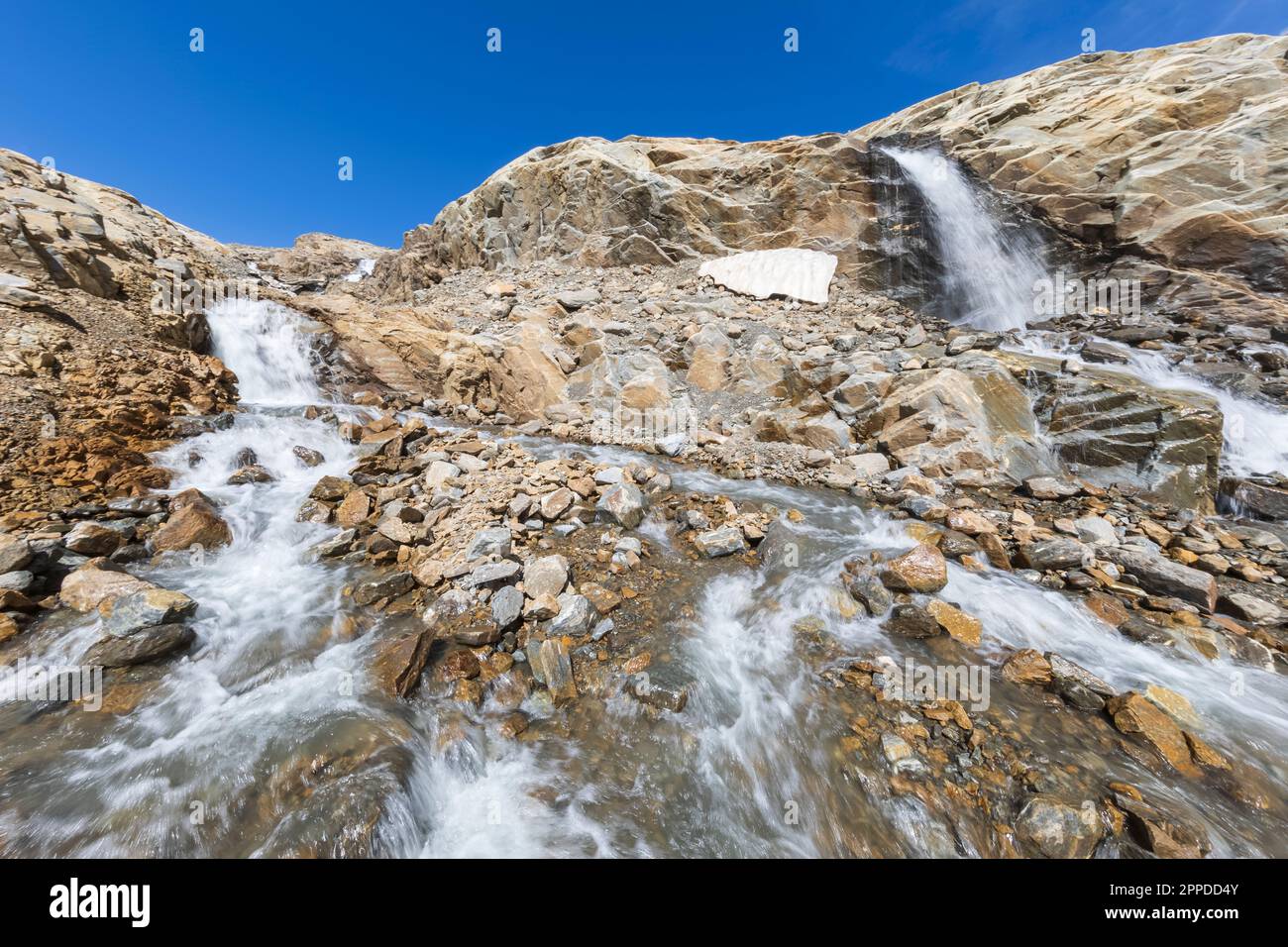 Idyllischer Wasserfall inmitten von Felsen unter blauem Himmel, Kärnten, Österreich Stockfoto