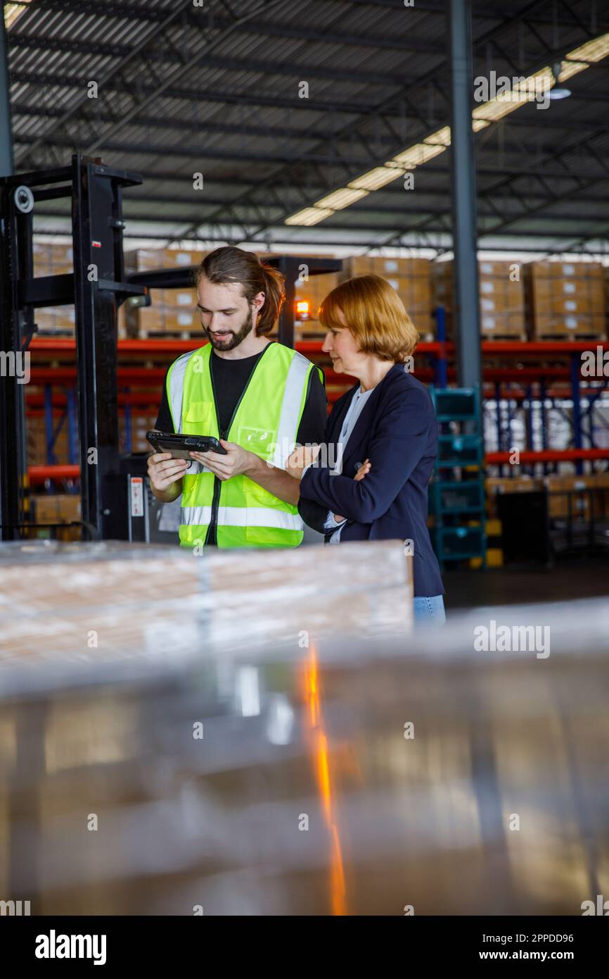 Manager und Kollege diskutieren über einen Tablet-PC im Werk Stockfoto