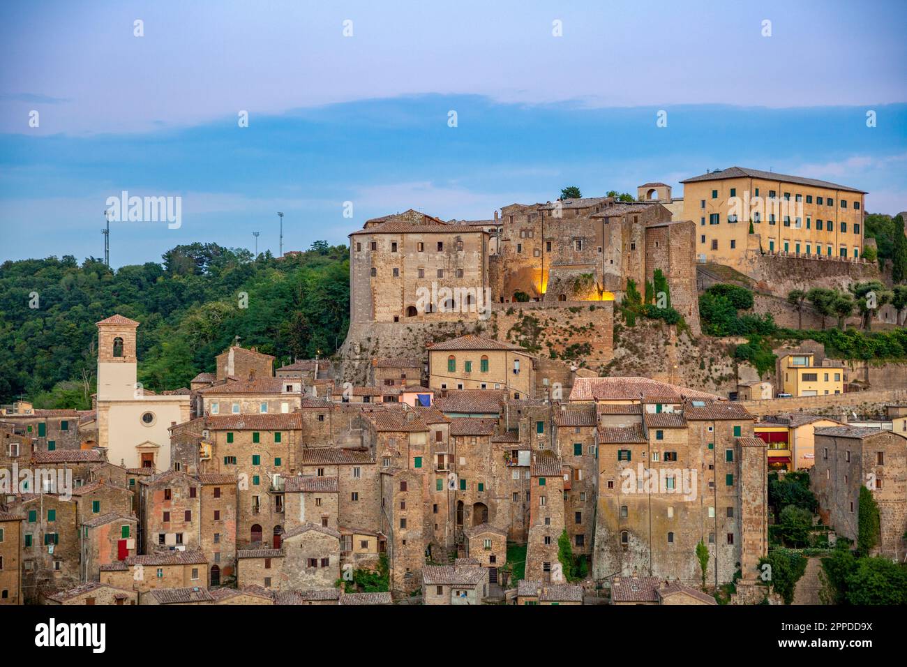 Außenansicht der Gebäude unter dem Himmel bei Sonnenuntergang, Toskana, Italien Stockfoto