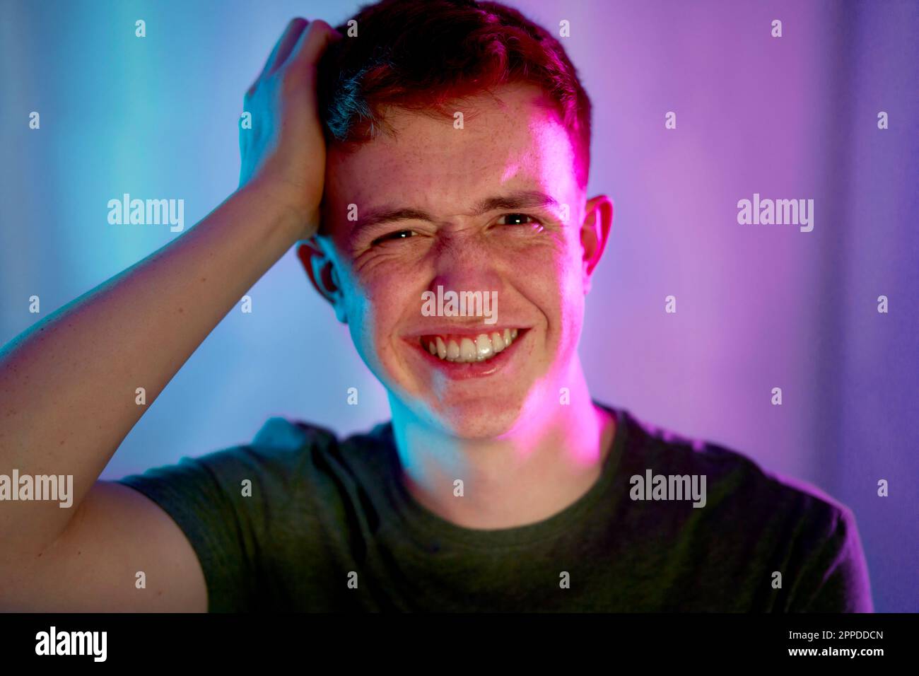 Licht auf das Gesicht eines glücklichen Mannes mit Kopf in der Hand Stockfoto