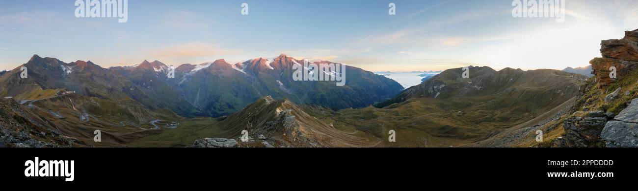 Österreich, Salzburger Land, Panoramablick vom Gipfel der Edelweissspitze bei Sonnenaufgang Stockfoto
